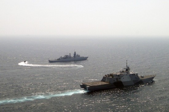 Ngày 20 tháng 6 năm 2013, tàu tuần duyên USS Freedom Mỹ và tàu hộ vệ KD Jabat của Hải quân Malaysia tập trận trên Biển Đông (ảnh tư liệu)